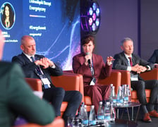 Magdalena Okulowska (w środku z mikrofonem) podczas panelu dyskusyjnego na Energy Summit – Dolnośląskim Szczycie Energetycznym.