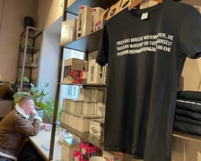 W Paloma Cafe cały dochód ze sprzedaży koszulek z charakterystycznym napisem przeznaczony jest na pomoc Ukrainie.