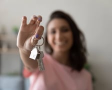 Program jest dla osób, które posiadają zarobki umożliwiające spłatę kredytu na mieszkanie, ale jednocześnie nie mają pieniędzy na wymagany wkład własny aby dostać kredyt hipoteczny na zakup lub budowę mieszkania.