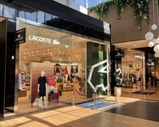 Lacoste w centrum handlowym Wrocław Fashion Outlet (dawne Factory) przy ul Granicznej