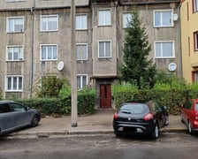 Jesionowa 32/4, Krzyki. Powierzchnia: 36,40 m?. Cena wywoławcza: 370 000 zł. Lokal mieszkalny składa się z pokoju, przedpokoju, kuchni, łazienki oraz przynależnej komórki w piwnicy o powierzchni 2,85 m?. Lokal położony na I piętrze (II kondygnacja). Data przetargu: 29.09.2023.
