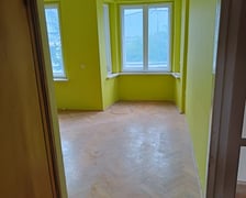 Jesionowa 32/4, Krzyki. Powierzchnia: 36,40 m?. Cena wywoławcza: 370 000 zł. Lokal mieszkalny składa się z pokoju, przedpokoju, kuchni, łazienki oraz przynależnej komórki w piwnicy o powierzchni 2,85 m?. Lokal położony na I piętrze (II kondygnacja). Data przetargu: 29.09.2023.