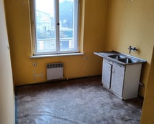 Jesionowa 32/4, Krzyki. Powierzchnia: 36,40 m?. Cena wywoławcza: 370 000 zł. Lokal mieszkalny składa się z pokoju, przedpokoju, kuchni, łazienki oraz przynależnej komórki w piwnicy o powierzchni 2,85 m?. Lokal położony na I piętrze (II kondygnacja). Data przetargu: 29.09.2023.