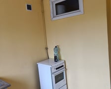 Jesionowa 32/4, Krzyki. Powierzchnia: 36,40 m?. Cena wywoławcza: 370 000 zł. Lokal mieszkalny składa się z pokoju, przedpokoju, kuchni, łazienki oraz przynależnej komórki w piwnicy o powierzchni 2,85 m?. Lokal położony na I piętrze (II kondygnacja). Data przetargu: 29.09.2023.