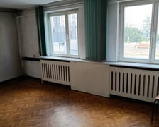 Ulica Kazimierza Wielkiego 61/4. Stare Miasto. Oferta w przygotowaniu Lokal użytkowy położony na parterze (I kondygnacja). Składa się z trzech pomieszczeń oraz wc z przedsionkiem. Wejście z korytarza klatki schodowej. Powierzchnia 38,48 mkw.