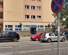 <h3>Ulica Kłośna 8-10/LU, Grabiszyn, Fabryczna. Cena: 860.000 zł</h3>
<p>Lokal składa się z pięciu pomieszczeń, trzech pomieszczeń higieniczno-sanitarnych, korytarza oraz przedsionka. Położony na I kondygnacji (parter). Wysokość lokalu 338 cm. Wejście bezpośrednio z chodnika.</p>
<ul>
<li>Powierzchnia lokalu: 82,93 m&sup2;</li>
<li>Cena wywoławcza: 860.000 zł</li>
</ul>