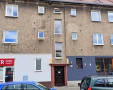 <h3>Aleja Marcina Kromera 17/U3, Kowale, Psie Pole. Cena: 185 000 zł</h3>
<p>Lokal składa się z dw&oacute;ch pomieszczeń i przynależnego pomieszczenia higieniczno-sanitarnego, położonego na tej samej kondygnacji, dostępnego z części wsp&oacute;lnych budynku. Położony na -I kondygnacji (piwnica). Wysokość od 233 do 243 cm.&nbsp;</p>
<ul>
<li>Powierzchnia lokalu: 25,74 m&sup2;</li>
<li>Cena wywoławcza: 185 000 zł</li>
</ul>