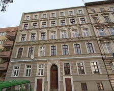 <h3><strong>Ulica Prosta 46/U1A,&nbsp;</strong>Stare Miasto. Cena wywoławcza: 150 000 zł</h3>
<p>Lokal składa się z dw&oacute;ch pomieszczeń oraz jednego pomieszczenia higieniczno-sanitarnego.</p>
<p>Lokal położony na -I kondygnacji (suterena). Wysokość lokalu wynosi 256-260 cm. Wejście do lokalu bezpośrednio z chodnika. Przeznaczony na cele inne niż mieszkalne.</p>
<p>Powierzchnia: 19,04 mkw.</p>
