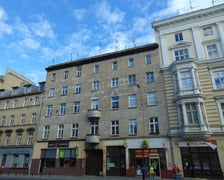 <h3 class="ps-4">Ulica Ks. Piotra Skargi 20/U1F,&nbsp;Stare Miasto. Cena wywoławcza:&nbsp;404 000 zł</h3>
<p>Lokal niemieszkalny położony na V kondygnacji (IV piętrze) budynku, składający się z dw&oacute;ch pomieszczeń oraz przynależnych trzech pomieszczeń i pomieszczenia wc położonych na tej samej kondygnacji dostępnych z części wsp&oacute;lnych budynku o łącznej powierzchni:</p>
<p>52,01 mkw. oraz przynależnego pomieszczenia w piwnicy o powierzchni 4,42 mkw.&nbsp;</p>