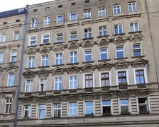 Ulica Stanisława Więckowskiego 10/U1A. Południe, Krzyki. Cena: 720.000 zł Lokal składa się z trzech pomieszczeń, dwóch higieniczno-sanitarnych (pow. 58,39 mkw.) oraz jednego higieniczno-sanitarnego (pow. 39,28 mkw.). Położony na I kondygnacji (parter). Wysokość 319 cm. Wejście z klatki schodowej.