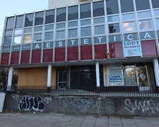 <h2>Plac Ludwika Hirszfelda 16/U2, Południe. Cena: 800.000 zł</h2>
<p>Lokal składa się z siedmiu pomieszczeń i pomieszczenia higieniczno-sanitarnego. Położony na I kondygnacji (parter). Wysokość lokalu 342 cm. Wejście bezpośrednio z chodnika. Przeznaczony na cele inne niż mieszkalne.</p>
<ul>
<li>Powierzchnia lokalu: 82,34 m&sup2;</li>
<li>Cena wywoławcza: 800.000 zł</li>
</ul>
