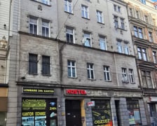 <h2>Ulica Hugona Kołłątaja 16/U6C, Stare Miasto. Cena wywoławcza: 275 000 zł</h2>
<p>Lokal składa się z czterech pomieszczeń i jednego higieniczno-sanitarnego. Położony na V kondygnacji (IV piętro). Wejście z korytarza klatki schodowej. Powierzchnia: 35,55 mkw.</p>