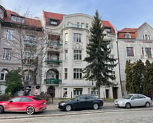 <h3>Plac Powstańc&oacute;w Śląskich 11/U1A, Południe, Krzyki. Cena: 247 000 zł</h3>
<p>Lokal składa się z dw&oacute;ch pomieszczeń, jednego pomieszczenia higieniczno-sanitarnego oraz korytarza. Położony na I kondygnacji (suterena). Wejście z korytarza klatki schodowej.&nbsp;</p>
<ul>
<li>Powierzchnia lokalu: 36,13 m&sup2;</li>
<li>Cena wywoławcza: 247 000 zł</li>
</ul>
