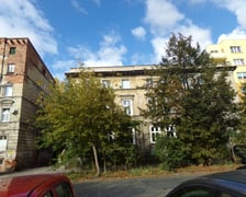 <h3>Ulica Św. Jerzego 19/U1A, Południe, Krzyki. Cena: oferta w przygotowaniu</h3>
<p>Lokal użytkowy położony w piwnicy (kondygnacja podziemna). Składa się z trzech pomieszczeń i pomieszczenia higieniczno-sanitarnego. Wejście bezpośrednio z chodnika po schodach.</p>
<ul>
<li>Powierzchnia lokalu: 43,17 m&sup2;</li>
</ul>