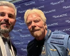 <p class="MsoNormal"><strong>Miliarder Richard Branson i Virgin Orbit największymi inwestorami SatRev z Wrocławia. Kosmiczny biznes wart miliony.</strong></p>
<p class="MsoNormal">Richard Branson, brytyjski miliarder zainwestował we wrocławską firmę SatRev z Pracz Odrzańskich. Teraz wsp&oacute;lnie chcą zdobywać kosmos, a w planach są loty m.in. na Marsa i Wenus.</p>
<p class="MsoNormal">Grzegorz Zwolinski, prezes SatRevolution (startup SatRev działa na Praczach Odrzańskich, na terenie ośrodka Sieć Badawcza Łukasiewicz &ndash; Port Polski Ośrodek Rozwoju Technologii we Wrocławiu) na swoim profilu na Facebooku napisał: &ndash; SatRev osiąga kolejne sukcesy i zamyka proces inwestycyjny z Virgin Orbit. Virgin Orbit jest teraz oficjalnie największym inwestorem SatRev w ramach rundy inwestycyjnej serii B, kt&oacute;ra firma obecnie finalizuje.</p>
<p class="MsoNormal">Virgin Orbit to firma założona przez Richarda Bransona. Specjalizuje się w wysyłaniu niewielkich ładunk&oacute;w w kosmos. Pod koniec 2021 r. pisaliśmy, że Virgin Orbit, amerykańska firma z branży kosmicznej, zainwestuje w sp&oacute;łkę SatRevolution, wrocławskiego producenta nanosatelit&oacute;w. Umowę podpisano 14 grudnia ubiegłego roku podczas paryskiego szczytu World Satellite Business Week. Inwestycja oznacza, że startup, kt&oacute;ry zaczynał swoją karierę na Praczach Odrzańskich i od 5 lat zdobywa kosmos, wart był 150 mln dolar&oacute;w.</p>