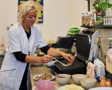 Na zdjęciu: profesor Agnieszka Orkusz z Uniwersytetu Ekonomicznego smaży kotlety mielone z dodatkiem larw mącznika młynarka.