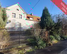 <h2>Ulica Gromadzka 43 Ratyń, Fabryczna. Cena wywoławcza: 630.000 zł</h2>
<p>Nieruchomość zabudowana budynkiem mieszkalnym w zabudowie bliźniaczej oraz budynkiem gospodarczym.</p>
<p>Dojazd bezpośrednio od asfaltowej drogi ul. Gromadzkiej. Cena wywoławcza: 630.000 zł</p>
<ul>
<li>Powierzchnia działki: 1&nbsp;278 mkw.</li>
</ul>