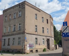 <h2>Ulica Bolesława Krzywoustego 267 Psie Pole. Cena wywoławcza: 750.000 zł</h2>
<p>Nieruchomość zabudowana budynkiem mieszkalnym wielorodzinnym. Przedmiotem sprzedaży są niewyodrębnione lokale wraz z udziałem 54/72 w częściach wsp&oacute;lnych budynku i prawie własności działki nr 2. Cena wywoławcza: 750.000 zł.</p>
<ul>
<li>Powierzchnia działki: 213 mkw.</li>
<li>Powierzchnia budynku: 174 mkw.</li>
</ul>
