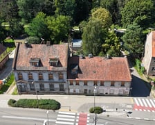 <h2>Ulica Osobowicka 134,136 Osobowice, Psie Pole. Cena wywoławcza: 1.850.000 zł</h2>
<p>Nieruchomość zabudowana dwoma dwukondygnacyjnymi budynkami mieszkalnymi (lokale mieszkalne i usługowe) z poddaszem oraz piwnicą. Do lokali przynależą kom&oacute;rki usytuowane na nieruchomości. Cena wywoławcza: 1.850.000 zł</p>
<ul>
<li>Powierzchnia działki: 1 216 mkw.</li>
<li>Powierzchnia budynku: 432 mkw.</li>
</ul>