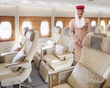 <h2>Co oferuje pracownikom Emirates?&nbsp;</h2>
<p>Cała załoga Emirates na co dzień mieszka w ekscytującym, kosmopolitycznym Dubaju i korzysta z atrakcyjnego pakietu zatrudnienia.</p>
<p>Obejmuje on szereg korzyści, takich jak wynagrodzenie wolne od podatku, bezpłatne zakwaterowanie zapewniane przez firmę, bezpłatny transport do i z pracy, a także doskonałą opiekę medyczną, ekskluzywne zniżki na zakupy i rozrywki w Dubaju.</p>
