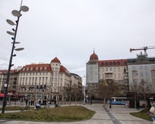 <p>Na zdjęciu widoczna jest pierwsza odsłonięta ściana, odbudowanego hotelu Grand&nbsp;</p>