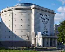 <p>Cylindryczny wolnostojący schron przeciwlotniczy, w kt&oacute;rym obecnie mieści się siedziba Muzeum Wsp&oacute;łczesnego Wrocław, został wybudowany w 1942 roku, według projektu znanego wrocławskiego architekta Richarda Konwiarza. To największy spośr&oacute;d kilku powstałych w tamtym czasie naziemnych schron&oacute;w przeciwlotniczych dla ludności cywilnej. Wszystkie otrzymały taką formę architektoniczną, m.in. po to, by zamaskować ich prawdziwą funkcję. Podobne znajdują się przy ul. Stalowej, Ładnej, Ołbińskiej i Białodrzewnej.</p>