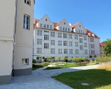 <p>Kompleks budynk&oacute;w znajduje się przy ulicy Hoene-Wrońskiego i jest jednym z projket&oacute;w Maxa Berga. Pełniący pierowtnie funkcję Miejskiego Szpitala Dziecięcego. Po wojnie działały tu kliniki Uniwerystetu Wrocławskiego. Nieruchomośc odkupiona przez Politechnikę Wrocławską w 2015 roku, została ostatnio wyremontowana i stała się siedzibą Wydziału Matematyki.</p>
