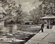 <p><span style="color: #232323; font-family: 'Fira Sans', sans-serif; font-size: 16px; text-align: center;">Wypożyczalnia ł&oacute;dek z widokiem na ul. Kołłątaja, rok 1913. Z lewej strony: budynek Maxa Berga</span></p>