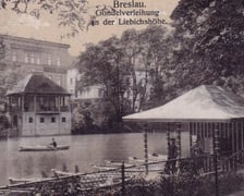 <p><span style="color: #232323; font-family: 'Fira Sans', sans-serif; font-size: 16px; text-align: center;">Wypożyczalnia ł&oacute;dek z widokiem na ul. Kołłątaja, rok 1913. Z lewej strony: budynek Maxa Berga</span></p>