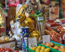 Przed świętami Wielkanocnymi warto zajrzeć na wrocławskie targowiska i bazary. Po jajka od szczęśliwej kury, swojską kiełbasę, prawdziwy zakwas na żurek i cukrowego baranka warto wybrać się na któreś z wrocławskich targowisk. Kupimy świeży towar i wspomożemy lokalnych przedsiębiorców z okolicy. W galerii zdjęć zobaczcie ceny produktów (jajka, kiełbasy, szynki, mięso, warzywa, owoce) tuż przed światami.