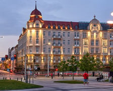 Hotel Grand nocą