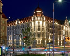 Hotel Grand nocą