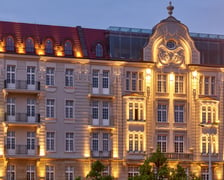 Hotel Grand nocą