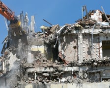 Cuprum na pl. Jana Pawła II. 26 maja 2015 r., po biurowcu została kupa gruzu. Rozbiórka trwała od końca kwietnia ? w lipcu 2015 r. nie było już po nim śladu.