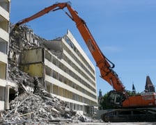 Cuprum na pl. Jana Pawła II. 26 maja 2015 r., po biurowcu została kupa gruzu. Rozbiórka trwała od końca kwietnia ? w lipcu 2015 r. nie było już po nim śladu.