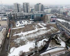 Skanska, właściciel działki na pl. Jana Pawła II z pozwoleniem na budowę, 4 luty 2026 r.