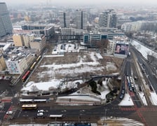 Skanska, właściciel działki na pl. Jana Pawła II z pozwoleniem na budowę, 4 luty 2026 r.