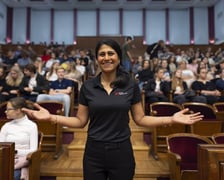 Dr Jayshree Seth, ambasadorka nauki z firmy 3M, podczas wykładu dla wrocławskiej młodzieży