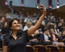 Dr Jayshree Seth, ambasadorka nauki z firmy 3M, podczas wykładu dla wrocławskiej młodzieży