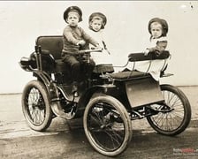 Rok 1903 , dzieci Paula Beckmanna, syna pierwszego właściciela fabryki: Otto, Erna i Ilse. Ta ostatnia została niebywałą miłośniczką motoryzacji, mistrzynią wielu rajdów samochodowych, żródło: fotopolska.eu