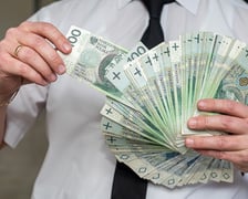 <h2>Komu nie przysługuje Mały ZUS plus</h2>
<p>&nbsp;</p>
<p>Ważne: Mały ZUS plus nie przysługuje osobom, kt&oacute;re dopiero rozpoczynają prowadzenie własnego biznesu. Nowi przedsiębiorcy mogą skorzystać z ulgi na start, (czyli 6 miesięcy bez składek na ubezpieczenia społeczne) albo zgłosić chęć płacenia preferencyjnych składek (od obniżonej podstawy - kwoty wynoszącej, co najmniej 30 proc. minimalnego wynagrodzenia).</p>