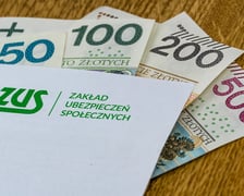 <h2>Jakie warunki należy spełnić, aby skorzystać z Małego ZUS plus?</h2>
<p>&nbsp;</p>
<p>Ta ulga przeznaczona jest dla przedsiębiorc&oacute;w, kt&oacute;rzy są wpisani do rejestru Centralnej Ewidencji i Działalności Gospodarczej (CEIDG) w tym wsp&oacute;lnik&oacute;w sp&oacute;łki cywilnej.</p>
<ul>
<li>Ważnym jest też warunek, że ich przych&oacute;d z działalności gospodarczej w poprzednim roku kalendarzowym nie przekroczył 120 tys. zł. Jeśli działalność była prowadzona kr&oacute;cej, limit przychodu oblicza się proporcjonalnie do liczby dni prowadzenia działalności.</li>
</ul>