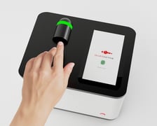 <p>W celu wykonania pomiaru, zamiast nakłuwania, wystarczy na kilka sekund przyłożyć rękę do urządzenia.</p>