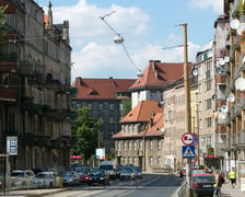 <h2 class="MsoNormal">Ile kosztuje wykup mieszkania komunalnego we Wrocławiu?</h2>
<p class="MsoNormal">Od ceny lokalu mieszkalnego, sprzedawanego jako odrębna nieruchomość w trybie bezprzetargowym, udziela się bonifikaty w wysokości 93% jeśli wskutek r&oacute;wnoczesnej sprzedaży wszystkie mieszkania w budynku przestają być własnością gminy, natomiast we wszystkich pozostałych przypadkach bonifikata wynosi 85%.</p>