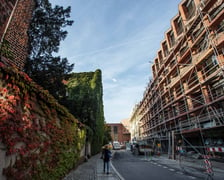 Budowa luksusowego apartamentowca przy ul. Bernardyńskiej we Wrocławiu zmierza do końca. Odsłonięto pierwszy gotowy fragment elewacji budynku