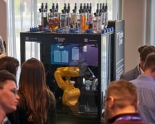 Robbie Drink - robot do przygotowywania drinków przy pomocy AI.