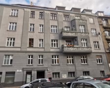 <h3>Ulica Wapienna 22/10, Południe, Krzyki. Cena: 865.000 zł</h3>
<p>Lokal składa się z czterech pokoi, kuchni, łazienki z wc, spiżarni i przedpokoju. Położony na III kondygnacji (II piętro). Wysokość lokalu 320 cm.</p>
<ul>
<li>Powierzchnia lokalu: 104,94 m&sup2;</li>
<li>Cena wywoławcza: 865.000 zł</li>
</ul>