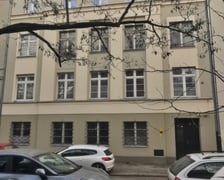 <h2>Ulica Krakusa 6/1, Południe. Cena: 775.000 zł</h2>
<p>Lokal składa się z dw&oacute;ch pokoi, kuchni, łazienki z wc, spiżarni i dw&oacute;ch przedpokoi. Lokal położony na I kondygnacji (parter).</p>
<p>&nbsp;</p>
<ul>
<li>Powierzchnia lokalu: 83,65 m&sup2;</li>
<li>Cena wywoławcza: 775.000 zł</li>
</ul>
