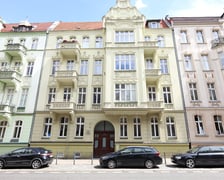 <h3>Ulica Cypriana Kamila Norwida 13/6, 6a, 6b, Plac Grunwaldzki, Śr&oacute;dmieście. Cena: 1.690.000 zł</h3>
<ul>
<li>Powierzchnia lokalu: 221,91 mkw.</li>
</ul>
<p>Lokal składa się z pięciu pokoi, trzech przedpokoi, kuchni, dw&oacute;ch łazienek, wc, pomieszczenia pomocniczego i garderoby. Wysokość lokalu h= 352 cm. Położony na III kondygnacji (II piętro). <span style="font-weight: bold;"><strong>Cena wywoławcza: 1.690.000 zł</strong></span></p>