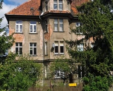 <h2>Ulica Osobowicka 131/3-3a, Osobowice. Cena: 1.150.000 zł</h2>
<p>Lokal składa się z pięciu pokoi, dw&oacute;ch kuchni, dw&oacute;ch łazienek z wc, dw&oacute;ch pomieszczeń pomocniczych i przedpokoju. Wysokość lokalu 325 cm. Lokal położony na II kondygnacji (I piętro).</p>
<p>&nbsp;</p>
<ul>
<li>Powierzchnia lokalu: 167,64 m&sup2;</li>
<li>Cena wywoławcza: 1.150.000 zł</li>
</ul>